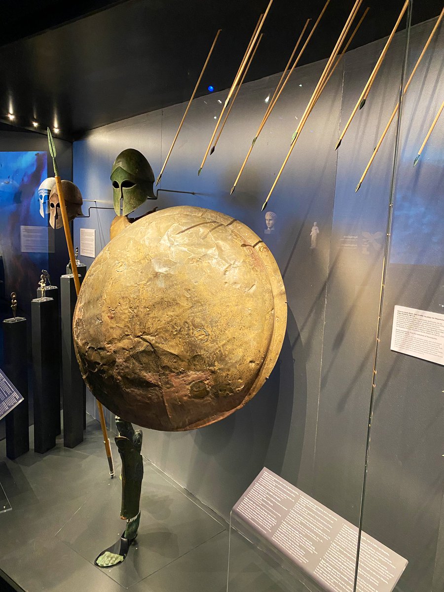 4/8 Maybe the most effective display is this ragtag hoplite, assembled from bits of armor from Athens, Olympia, & Arcadia. I don’t think I’ve seen a panoply together like this!Oh, and how great are these arrows from Thermopylae, displayed like they’re blotting out the sun! – bei  Εθνικό Αρχαιολογικό Μουσείο