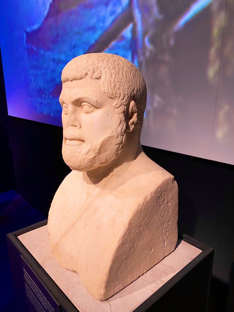 6/8 Since he was the star of Salamis, it’s only fair that Themistocles takes center stage! The museum secured a loan of the spectacular bust of Themistocles from Ostia & it’s wonderful to see it in this context, I just wish there was more info on why it’s such an important piece! – bei  Εθνικό Αρχαιολογικό Μουσείο