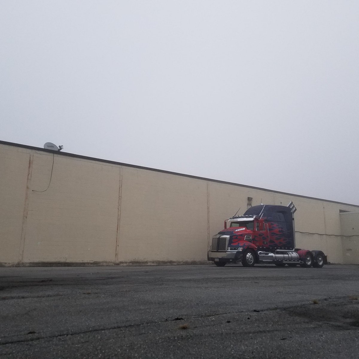 Optimus_Is_Here's tweet photo. Good morning on this extremely foggy day from our little hideaway in south Jersey! 😁 👍 🤙 😉
#OptimusIsHere #OptimusPrime #TeamPrime #Transformers #rollout #flames #trucks #custom #semitruck #autobots #weloveourfans #bullyawarenessmonth #bullyawareness #StopBullying https://t.co/iTRLTDxNyW
