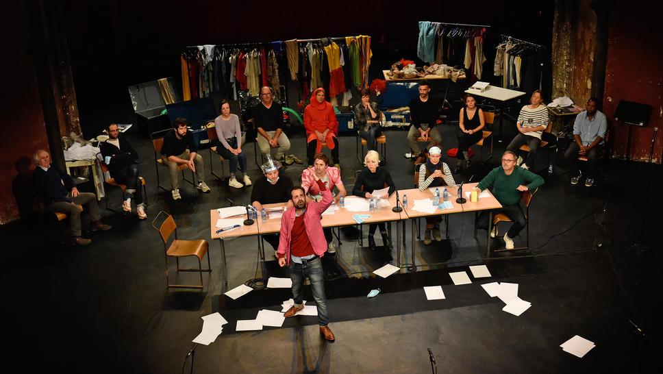 Les Chiens de Navarre aux <a href="/BouffesDuNord/">Les Bouffes du Nord</a> : le courage de rire de tout, malgré tout

telerama.fr/sortir/les-chi…
Par <a href="/fabpascaud/">Fabienne Pascaud</a>