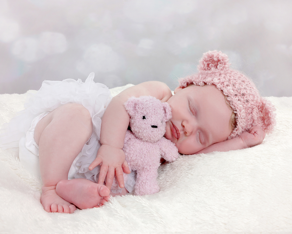 Newborn Lottie with ickle ted 😍
SALE Prices published on website: bit.ly/35rMOvr
#newborn #baby #photography