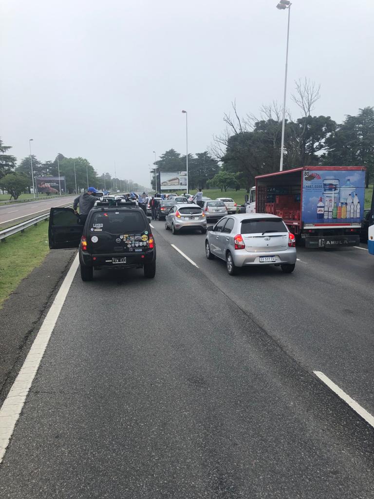 AHORA EN EZEIZA. caravana d los #sindicatosaeronautucosunidos con corte d autopista Richieri en defensa de los trabajadores d Avían, Latam y Andes olvidados x el Min d trabajo y el Min d Transporte <a href="/AgenciaTelam/">Agencia Télam</a> <a href="/cgt_camioneros/">infocamioneros</a> <a href="/itfaviation/">ITF Aviation</a> <a href="/C5N/">C5N</a>