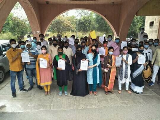 SadhnaY3's tweet photo. न्यायिक प्रक्रिया में देरी हमेशा से समाज के लिए नुकसान देह रही है इसलिए माननीय @myogiadityanath से करबद्ध निवेदन है कि वो अपनी इच्छाशक्ति को जगजाहिर करे और अधिकारियों के माध्यम से न्यायालय में #PreyApplication लगवाए जिससे शेष 37339 के घर खुशी आये।
#69000BhartiPuriKaro @Aamitabh2 https://t.co/5P6sHRYHLn