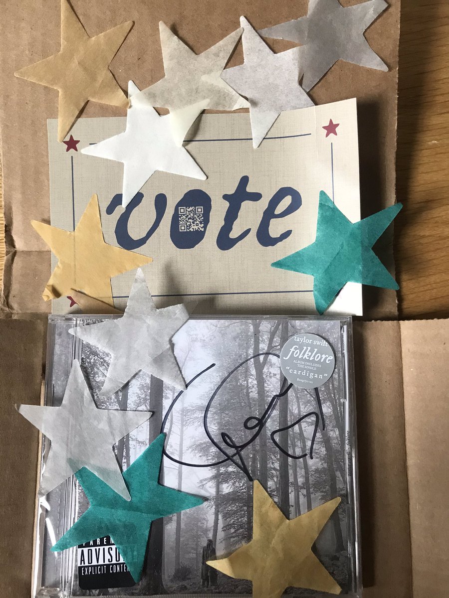 Akemi Nakamura 昨日テイラー スウィフトのサイン入り Cdが届いたんだけど と 投票しよう カードが入ってて偉いなあと思った Taylorswift13