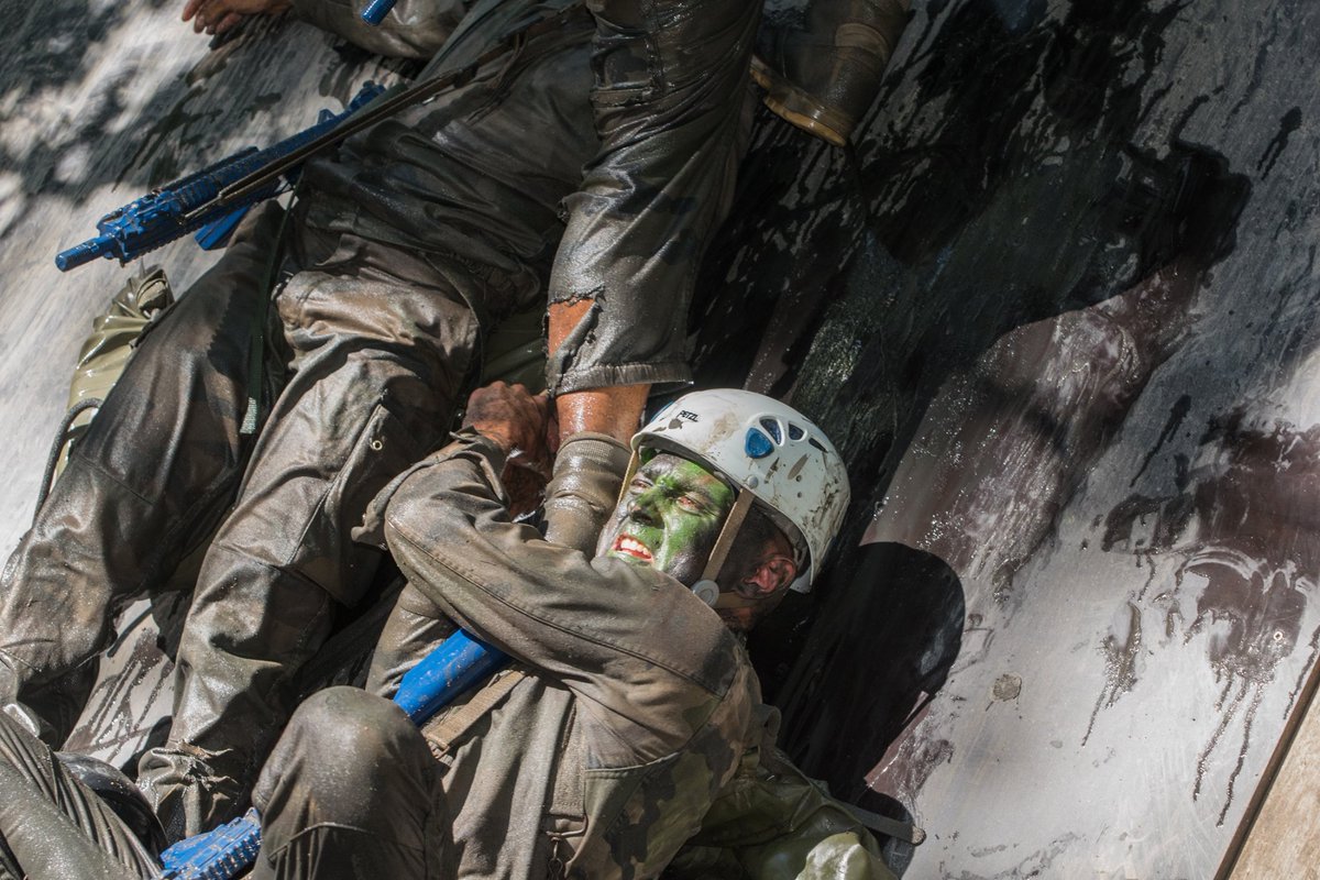 armeedeTerre's tweet image. Votez pour la #PhotoDeLaSemaine 📸 !

1️⃣ #PrépaOps formation commando avec le #3RAMa
2️⃣ #TempêteAlex mobilisation du @COM_ALAT auprès des sinistrés
3️⃣ #TradiMilis historique du drapeau🇫🇷 avec @Defense_Sud_Est et @1erSpahis
4️⃣ #MatosTerre appropriation des #Griffon par le @1er_ri