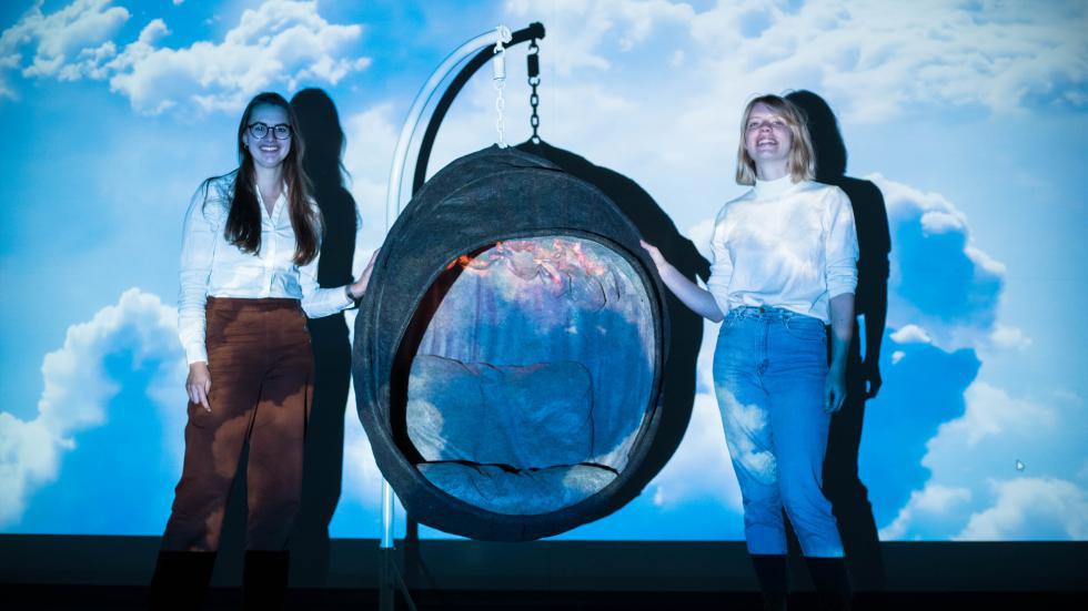 tudelft's tweet image. How can your breathing influence the way you feel? At @DutchDesignWeek, students from @idetudelft showcase The Resonance Pod. With warm pulsing lights, soft vibrations, and pleasant music this ‘chair’ resets your breathing rhythm: bit.ly/tud-ddw-pod #ddw20 #delftdesign