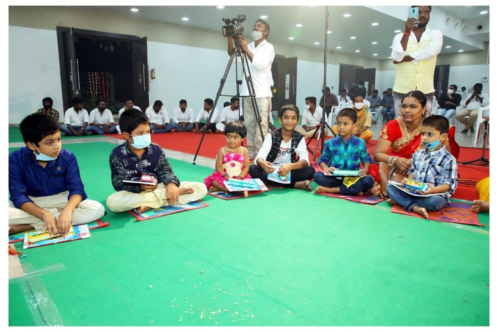 PawanKalyan's tweet photo. ఈ  కార్యక్రమాల్లో పాల్గొంటున్న చిన్నారులకు ,ఆడపడుచులకు,  జనసేన నాయకులకు  నా  మనః పూర్వక ధన్యవాదాలు https://t.co/YA2Ur0PSpS