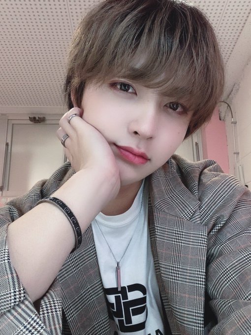 Prettiest or most handsome celebrities(non kpop idols