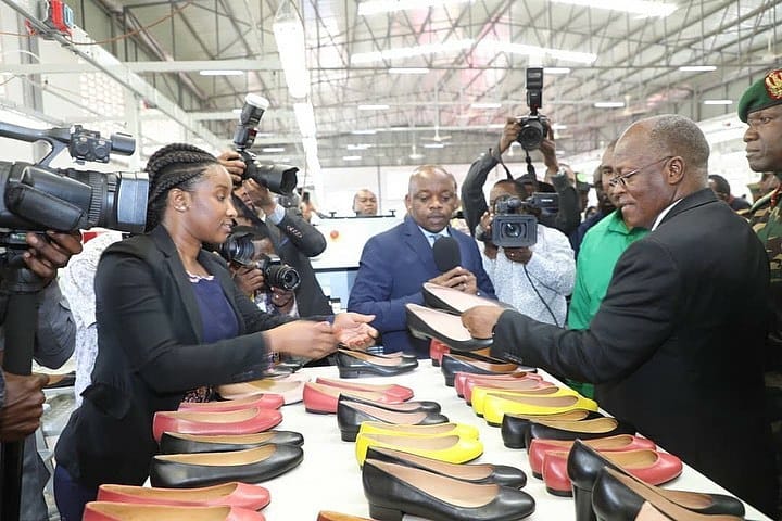 AwardsPmaya's tweet photo. Tunajivunia kuona maendeleo katika sekta ya viwanda, na hii ndiyo Tanzania ya viwanda. Tutaendelea kutoa hamasa zaidi kwa viwanda hapa nchi kwa kuwatunuku Tuzo za umahiri katika kuzalisha bidhaa kwa mahitaji ya wa Tanzania 
#madeinTanzania #Governance #Tanzania https://t.co/NCDw44SjuI