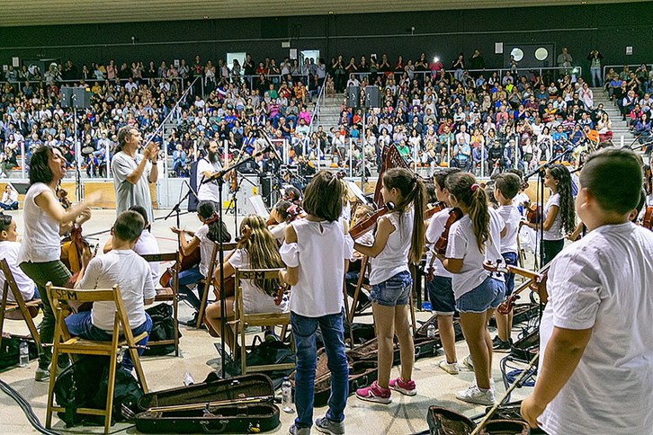 educadiba's tweet photo. L’#EscolaMunicipal de les Arts @ajuntamentSPM torna a iniciar a les escoles públiques del municipi el projecte #ComunART de democratització de les arts. La represa de projectes s’està donant arreu, com #Edunauta a @AjSantBoi o #MataróEduca+ a @matarocat https://t.co/I9LbzSareo https://t.co/iAoWuVYac9