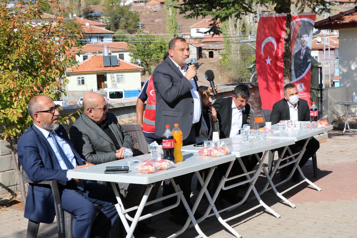 Adembarisaskin's tweet photo. İlçemizde kanalizasyonu,altyapısı,yolu olmayan Taburlar mahallemize  tüm alt yapı ve üst yapı hizmetleri için başlangıç yaptık.
Hayırlı Olsun. https://t.co/ya8SU9a6Yq