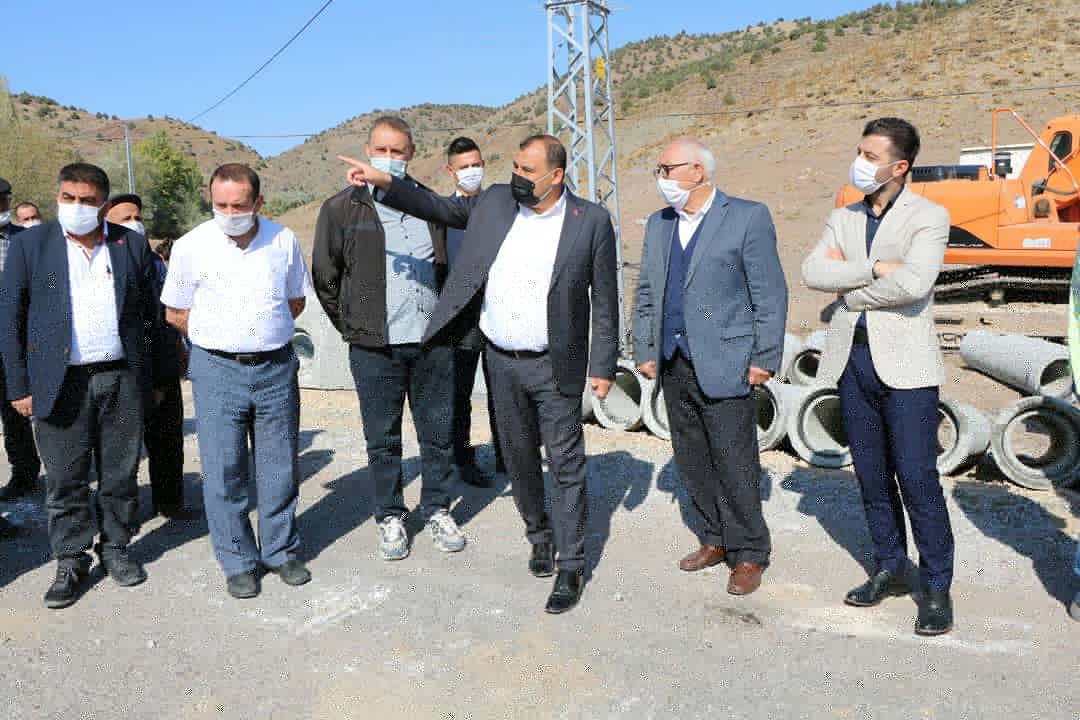 Adembarisaskin's tweet photo. İlçemizde kanalizasyonu,altyapısı,yolu olmayan Taburlar mahallemize  tüm alt yapı ve üst yapı hizmetleri için başlangıç yaptık.
Hayırlı Olsun. https://t.co/ya8SU9a6Yq