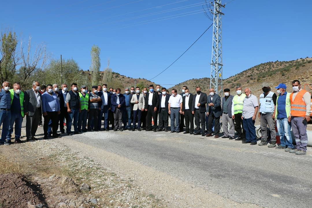Adembarisaskin's tweet photo. İlçemizde kanalizasyonu,altyapısı,yolu olmayan Taburlar mahallemize  tüm alt yapı ve üst yapı hizmetleri için başlangıç yaptık.
Hayırlı Olsun. https://t.co/ya8SU9a6Yq