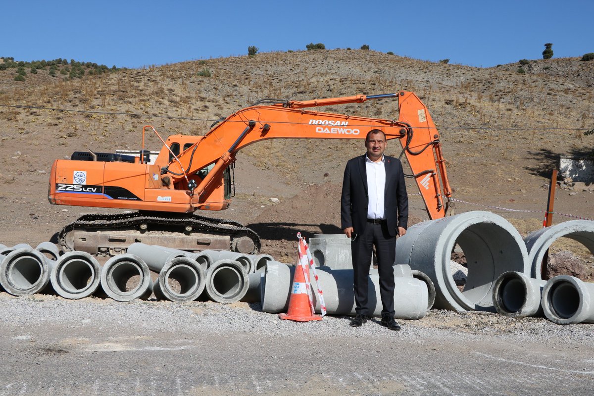 Adembarisaskin's tweet photo. İlçemizde kanalizasyonu,altyapısı,yolu olmayan Taburlar mahallemize  tüm alt yapı ve üst yapı hizmetleri için başlangıç yaptık.
Hayırlı Olsun. https://t.co/ya8SU9a6Yq