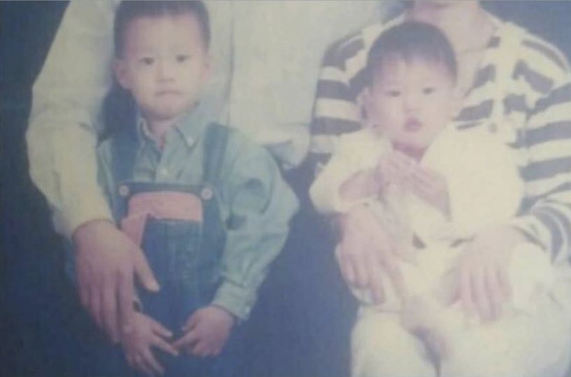 โดยองบอกว่า นี่เป็นเหตุผลที่เราแต่งตัวแบบนี้ แงงงงงงงงง น่ารักจัง พี่น้องคิมจามีคอนเท้นอะไรรึป่าวนะ 🥺