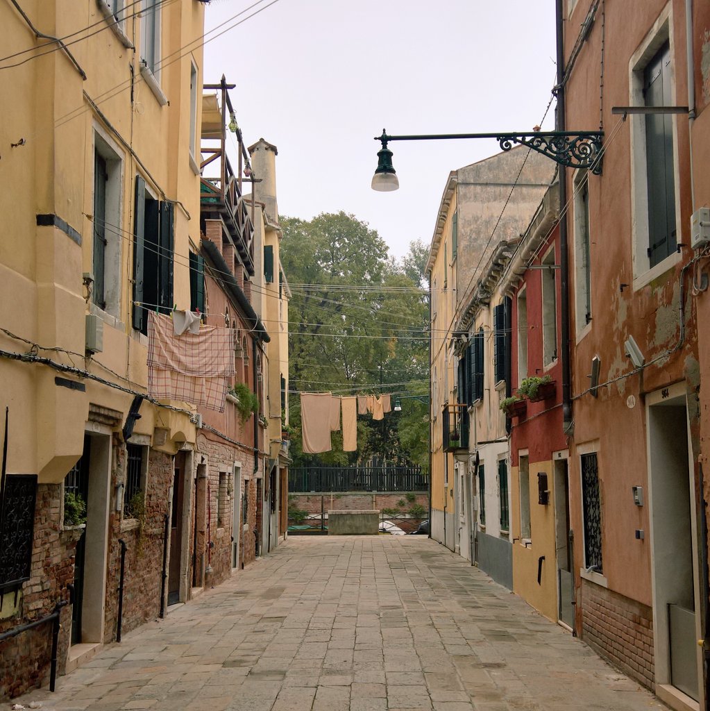 I love the  #creamy  #yellow  #colours in this calle and was thrilled to see matching  #Washing and then I noticed that, from certain angles, it was perfectly  #camouflaged!  #Castello  #Venezia  #Venice