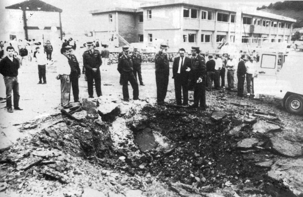 godoyvega's tweet photo. 23/10/1990 en Pesués (Cantabria). Atentado de ETA junto a un colegio, cuyo estado de la fachada se ve en la fotografía, además del cráter provocado por el coche bomba. https://t.co/2C8tT347rI