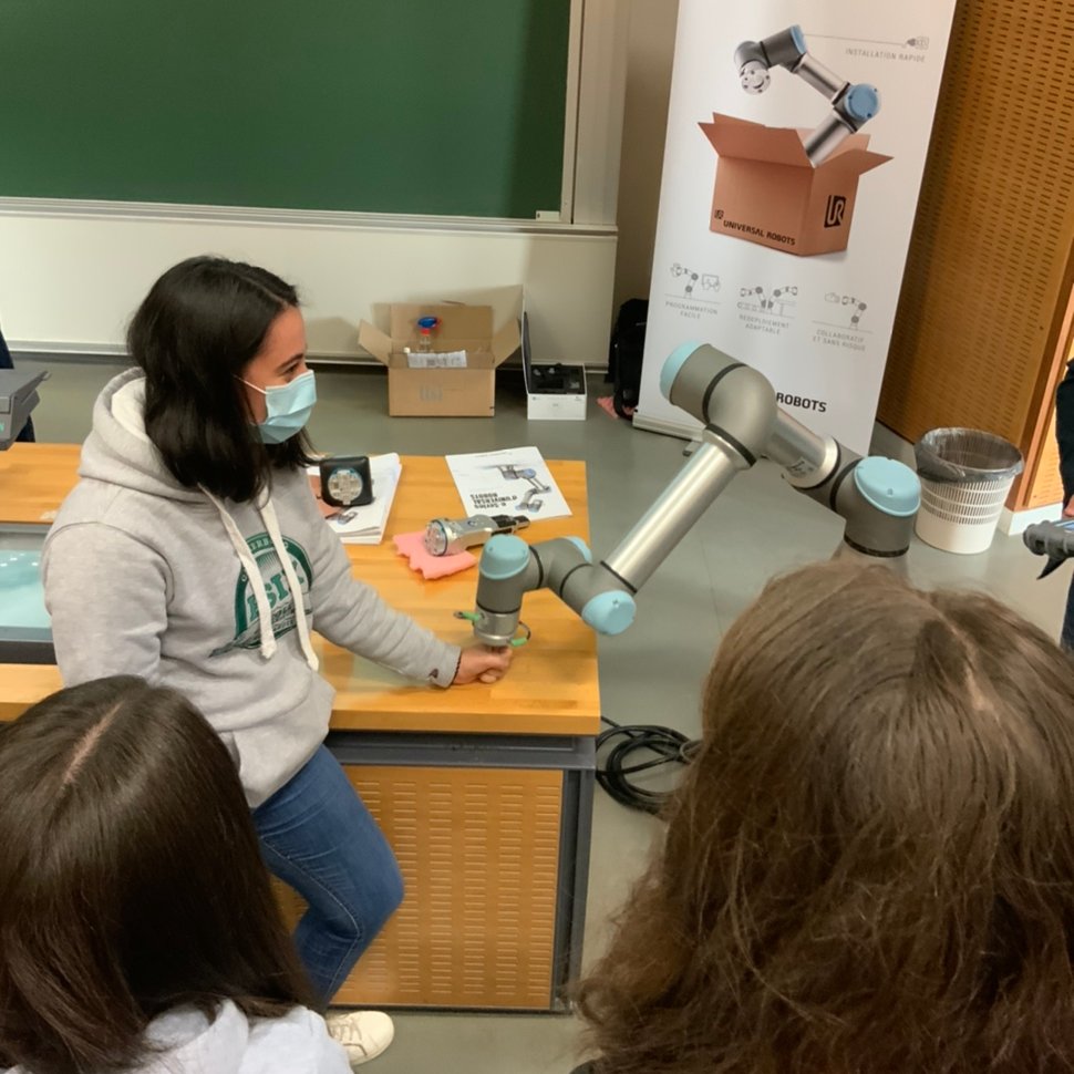 EsixNormandie's tweet photo. Dans le cadre du module Usine du futur, les étudiants de la formation Ingénieur en Agroalimentaire ont participé à un atelier cobotique proposé par @hmi_mbs ! https://t.co/Kfz6BZY9yu