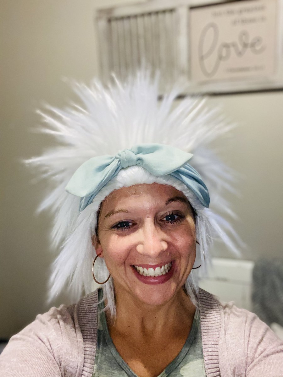 amyzizelman's tweet photo. Happy Friday! Make someone smile today. #teacherlife #wackyhairday #young5 #OneGPVirtual https://t.co/C9DOnjyyLA