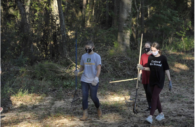 Troy_Service's tweet photo. Our #flashbackfriday today is of last week’s Day of Service! We are grateful for the volunteers that spent their Friday evening helping clear one of our local nature trails.

#Naturetrail #Troyservice #TroyUniversity https://t.co/6ZMEUwW4ql