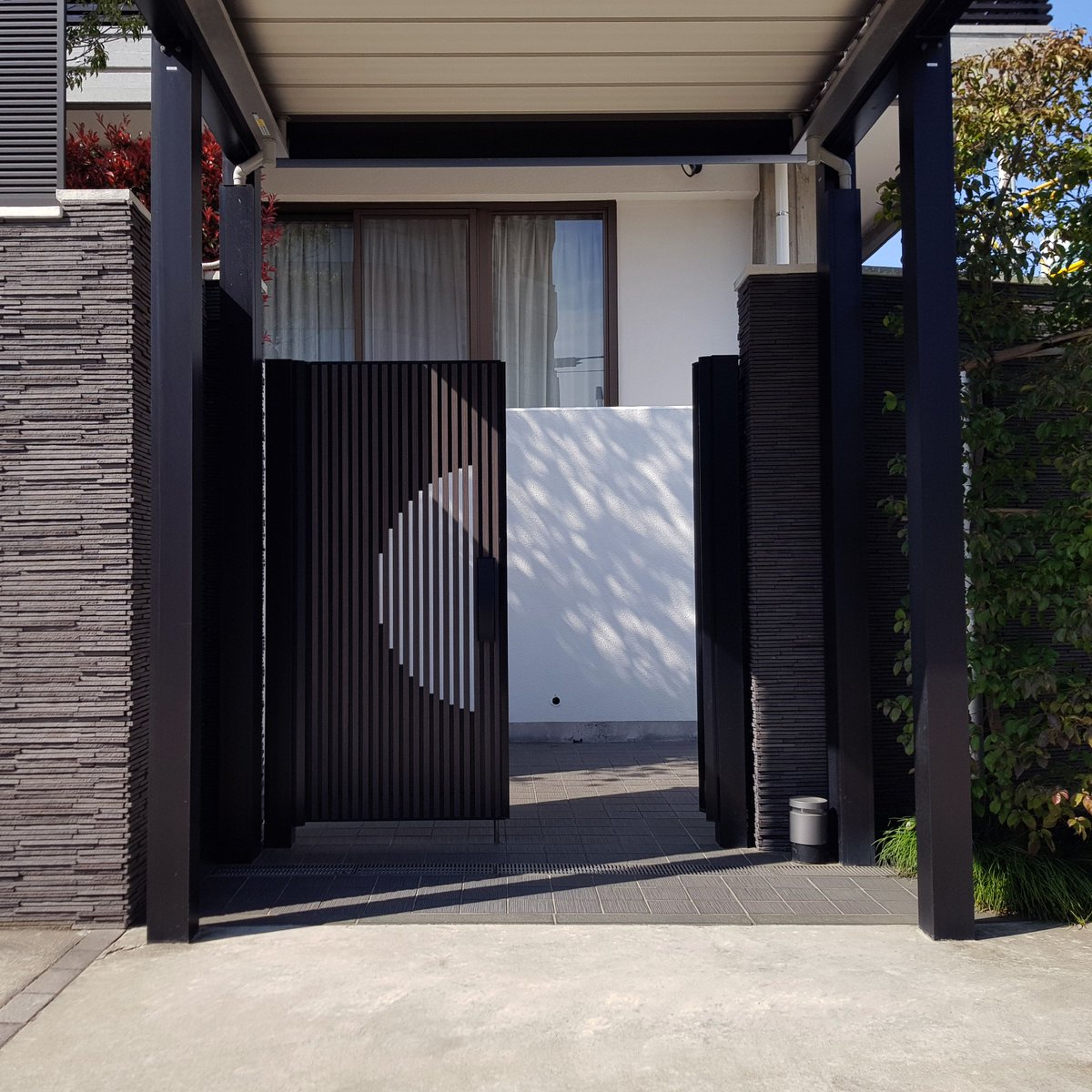 OffcutStudioUK's tweet photo. Spotted this gate on a back streets of Tokyo. The negative space creating the circles is really well designed. So elegantly simple and crafted out of individual battens, cut to the length to create the circle. This has been inspiring me for a wooden partition in the new studio. https://t.co/vXhJ2syKXf