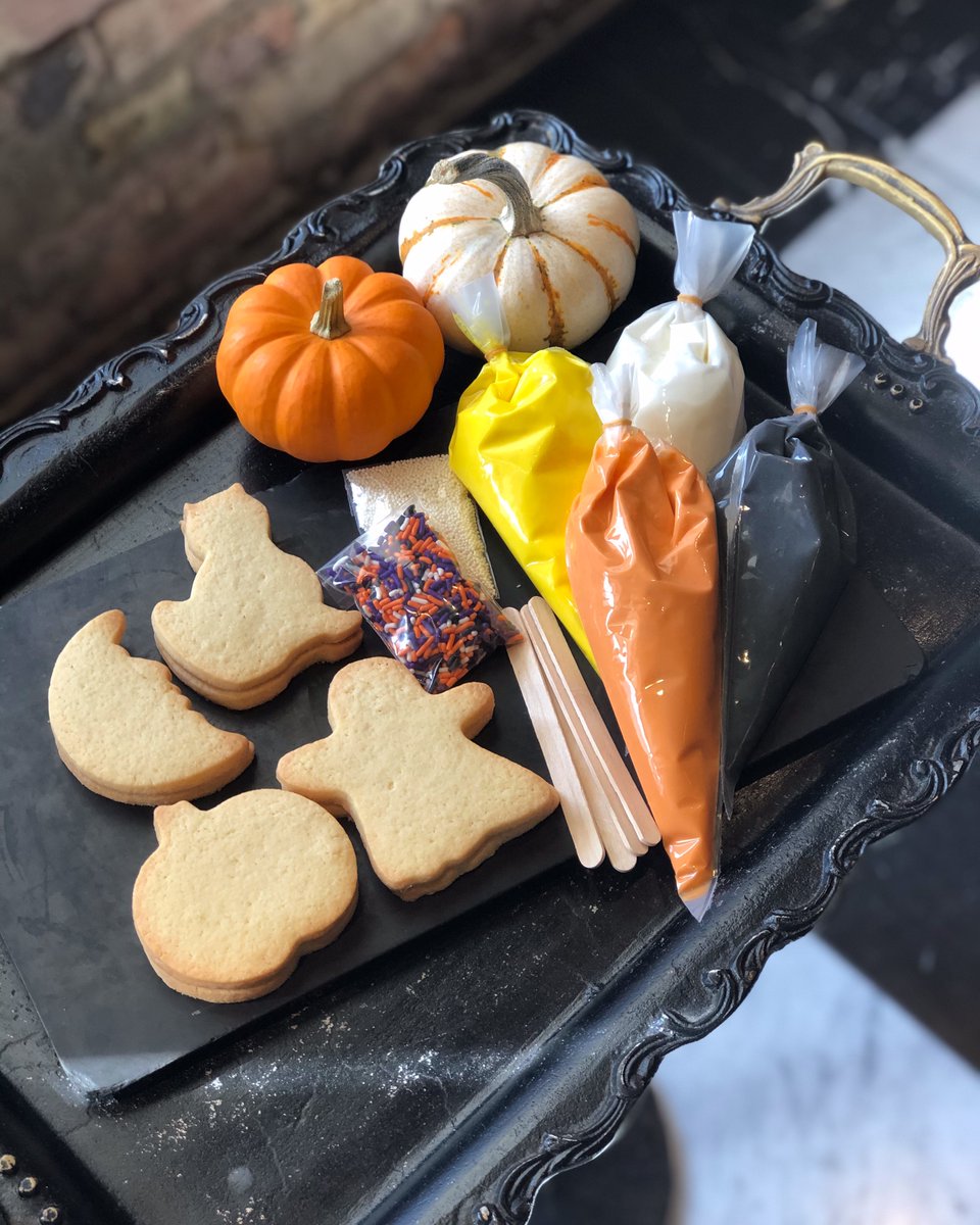MomotaroChicago's tweet photo. Don't forget to pre-order your Spooktacular cookie decorating kit! Delicious sugar cookies, icing, and sprinkles, all ready to be decorated and devoured from 10/28 - 10/31! Pre-order through the link in our bio now! #MomotaroChicago #BokaRestaurantGroup https://t.co/BT1fW570ve