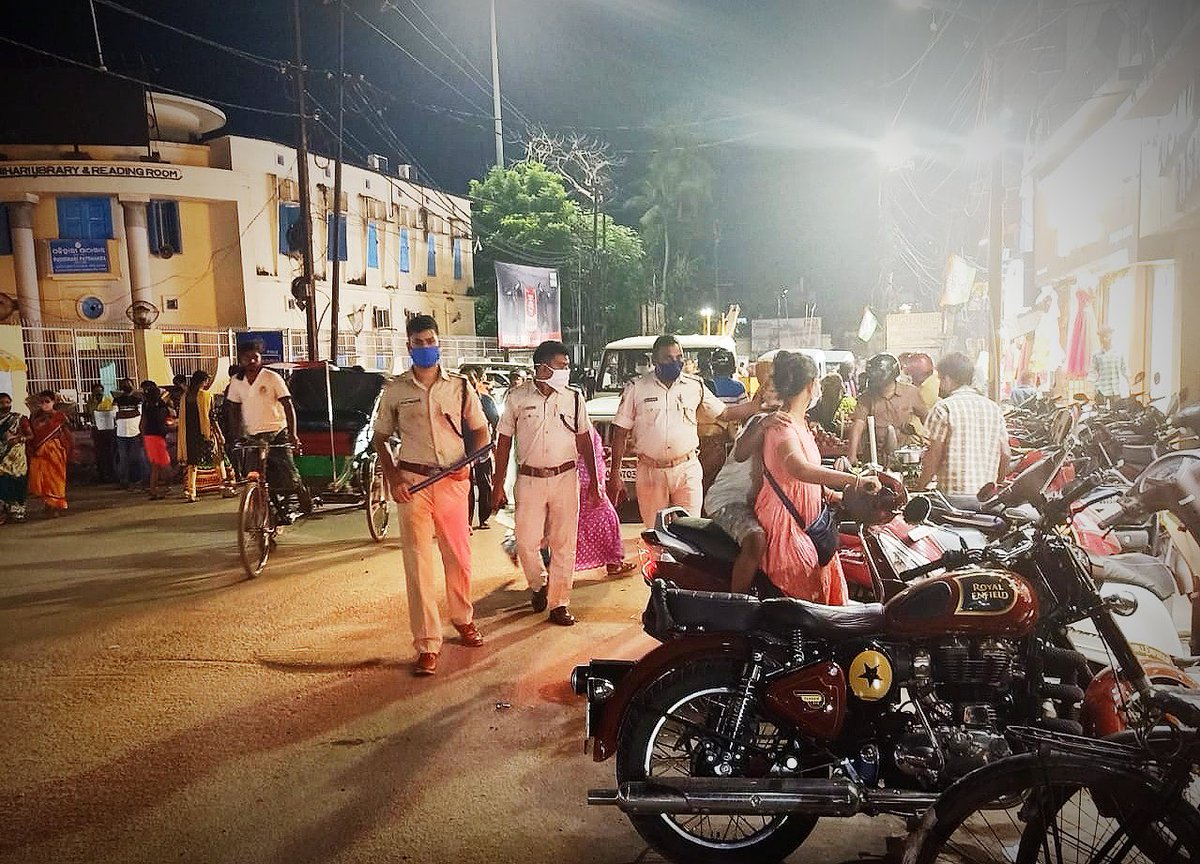 dcp_cuttack's tweet photo. Our #TrafficEnforcementDrive is undergoing today at all prominent locations to regulate and ensure free and smooth flow of Traffic at the City in view of ensuing festive occasion. #ObeyTrafficRules
#StaySafe @CMO_Odisha @homeodisha @DGPOdisha @odisha_police @SarangiSudhansu https://t.co/gNa1Z31CMl