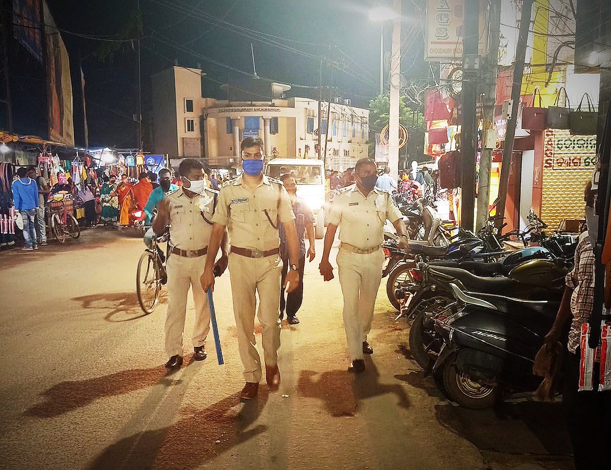 dcp_cuttack's tweet photo. Our #TrafficEnforcementDrive is undergoing today at all prominent locations to regulate and ensure free and smooth flow of Traffic at the City in view of ensuing festive occasion. #ObeyTrafficRules
#StaySafe @CMO_Odisha @homeodisha @DGPOdisha @odisha_police @SarangiSudhansu https://t.co/gNa1Z31CMl