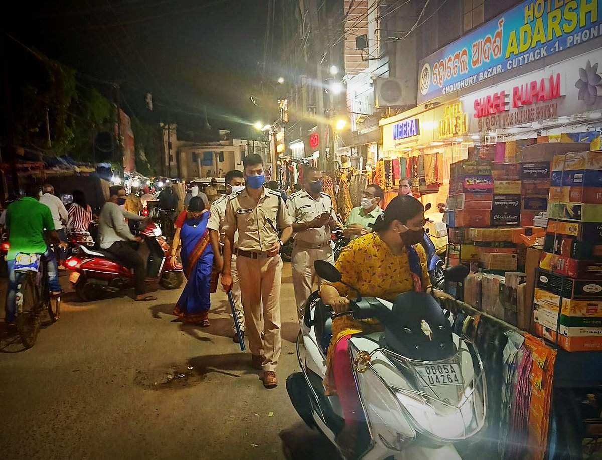 dcp_cuttack's tweet photo. Our #TrafficEnforcementDrive is undergoing today at all prominent locations to regulate and ensure free and smooth flow of Traffic at the City in view of ensuing festive occasion. #ObeyTrafficRules
#StaySafe @CMO_Odisha @homeodisha @DGPOdisha @odisha_police @SarangiSudhansu https://t.co/gNa1Z31CMl
