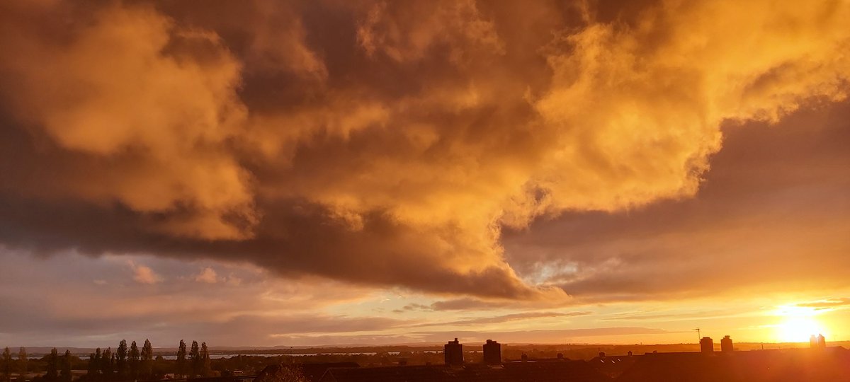 PortsmthWeather's tweet photo. @BBCWthrWatchers  autumn sunset over Portsmouth. https://t.co/W8cZs1UI8P