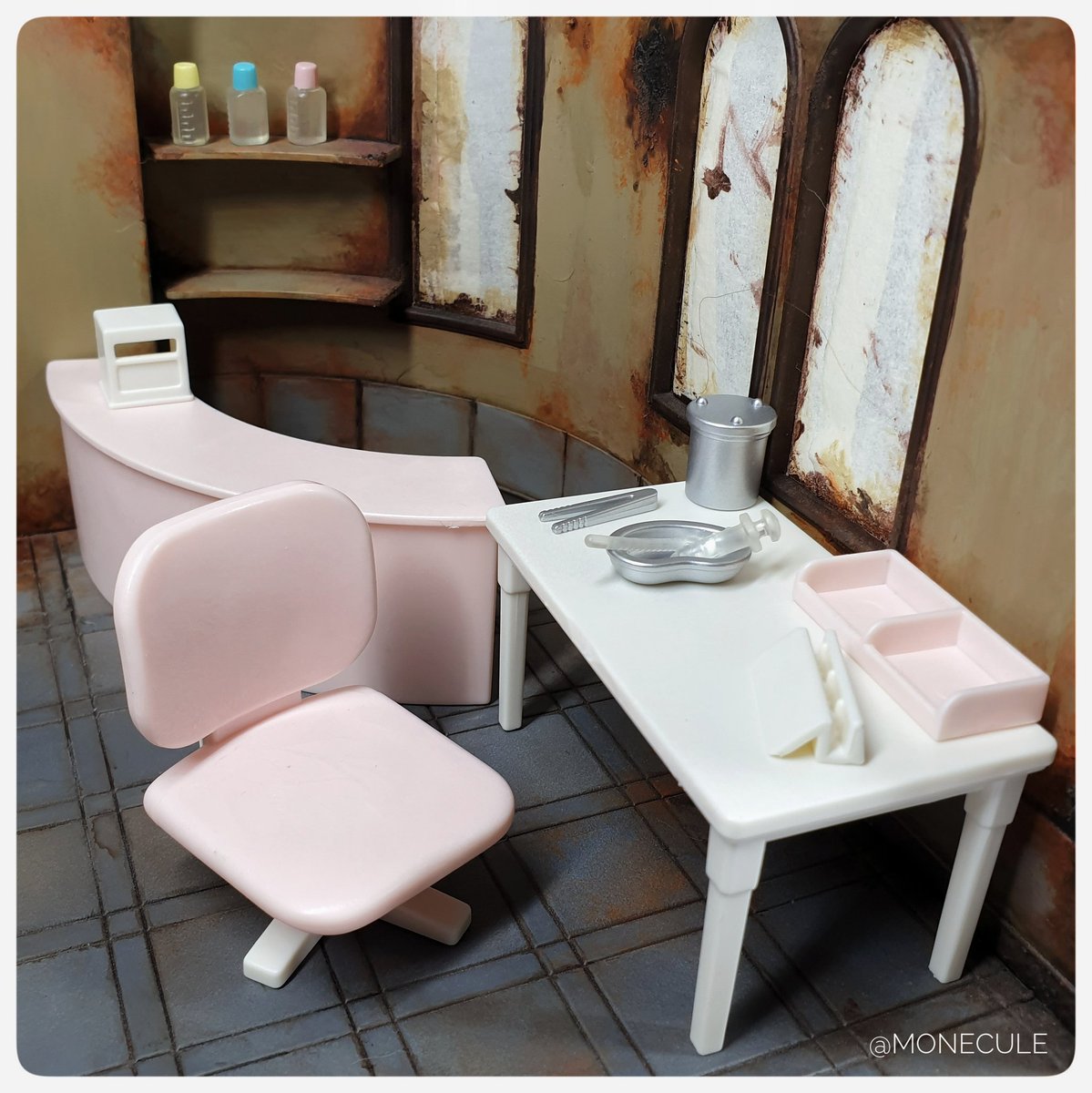 monecule_art's tweet photo. Silent Hill shabby chic 💜👻
#horror #horrordiorama #horrordollhouse #dollhouse #dollminiature #dollminiatures #dolldiorama #miniatures https://t.co/ip7673bkQu