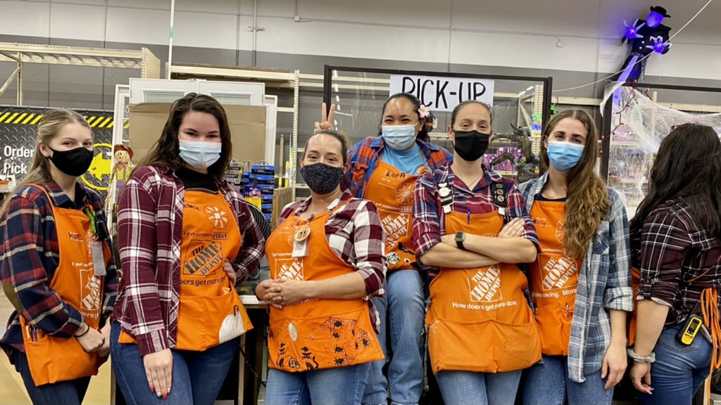 #cam2020 Front end, service desk, and deliveries all supporting #flannelfriday on a super warm day. #OneTeam #superstars <a href="/JohnsMinnie/">minnie owen</a> <a href="/Tammie22440813/">Tammie Fowler store# 0134</a> <a href="/chrisMET6935/">Christopher Ware</a> <a href="/RayBoyett6935/">Ray Boyett</a> <a href="/AlgerChadd/">chadd alger</a> <a href="/SarahFarrellTHD/">Sarah Farrell</a>