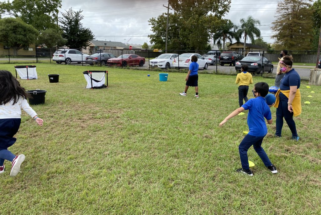 MrSethL's tweet photo. Since we are still not allowed to share equipment, I got a little creative so my students could practice throwing. @JPschools @LA_HPERD #physicaleducation https://t.co/XseauvNDdT