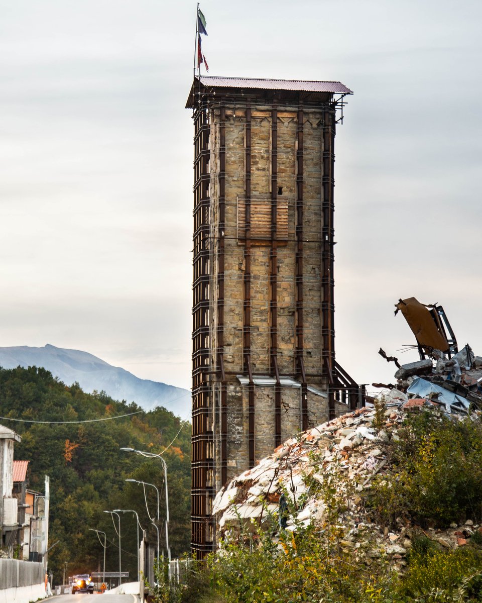 Crossing the city of Amatrice touches us deeply: the Clock Tower, today a symbol of resilience, is one of the few monuments still standing. Today by passing through, the Red Arrow pays homage to this city, the symbol of rebirth. #1000miglia #1000miglia2020