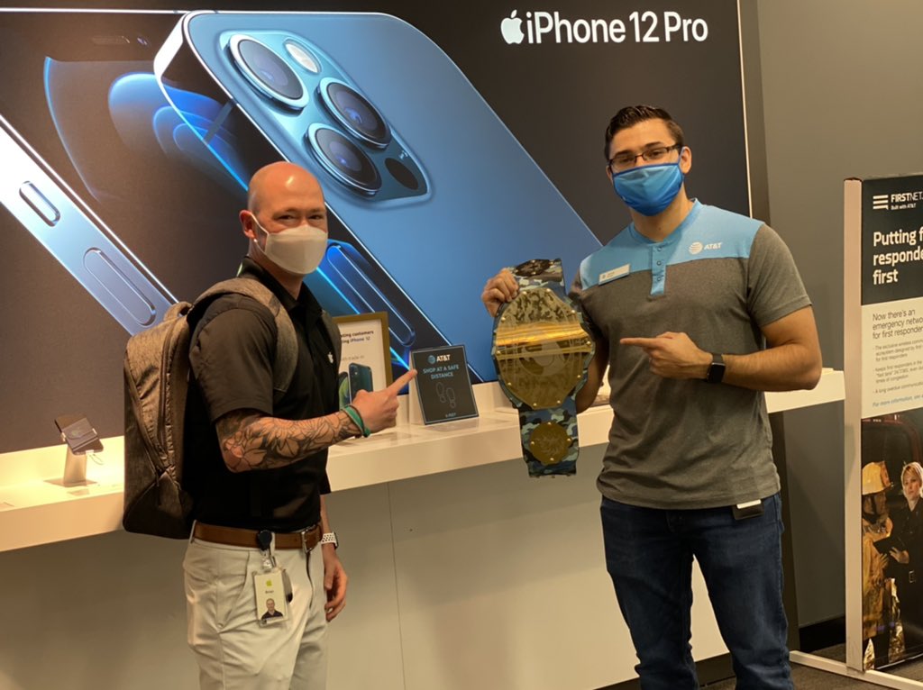 Shoutout to <a href="/brian_ome/">Brian OMalley</a> for helping us get setup for the launch! As well as assisting with some Apple Watch ⌚️ sales! #Apple — <a href="/pierre_huguens/">Huguens Pierre-Charles</a> <a href="/LawVulakh/">Lawrence Vulakh</a> <a href="/pnixnix/">Peter Nixon</a> <a href="/keroninc/">Keron Incarnato</a>