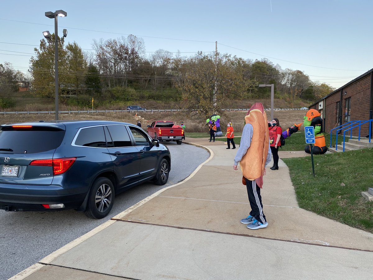 NorthwestECC's tweet photo. Thank you ECC families for joining us last night for our Virtual Fall Festival and Drive Thru Trick-or-Treat! We would also like to thank our NHS volunteers for dressing up and helping with the Trick-or-Treat! https://t.co/fYgebzjB7o