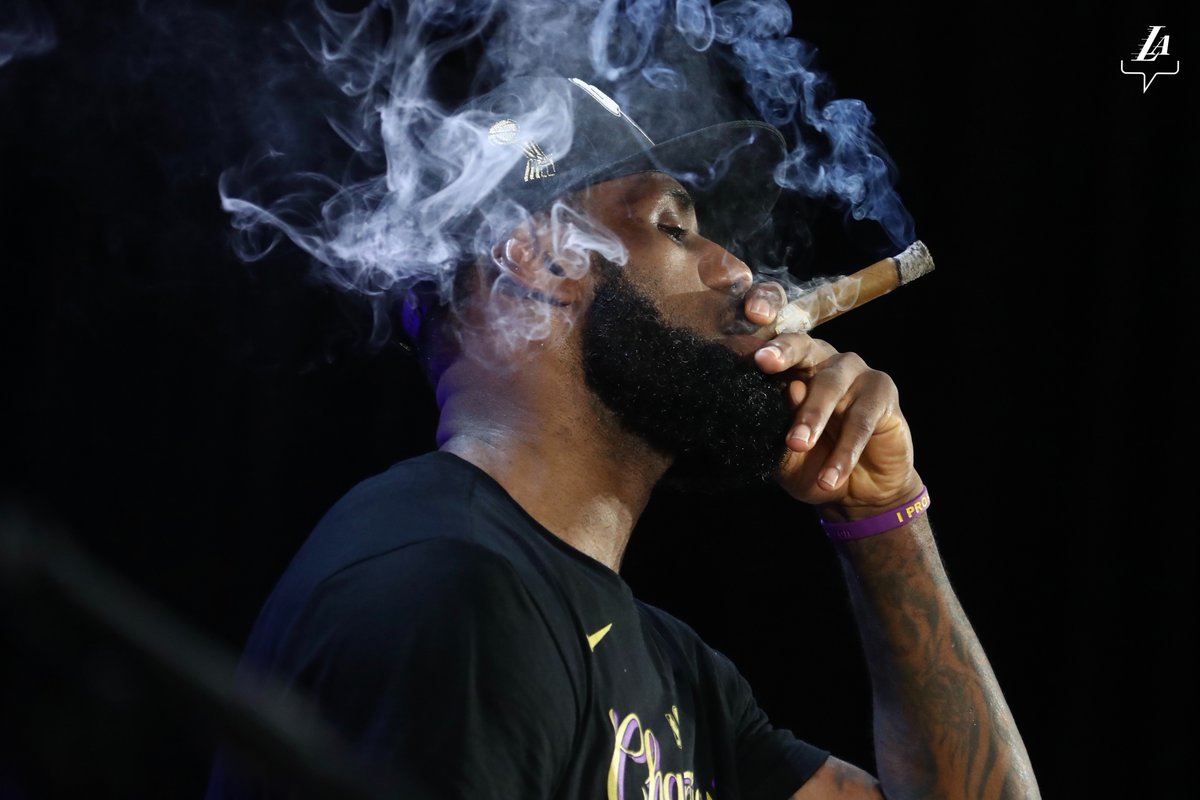 Lakers's tweet photo. Weekend mood 👑 https://t.co/1Q04lfPLN3