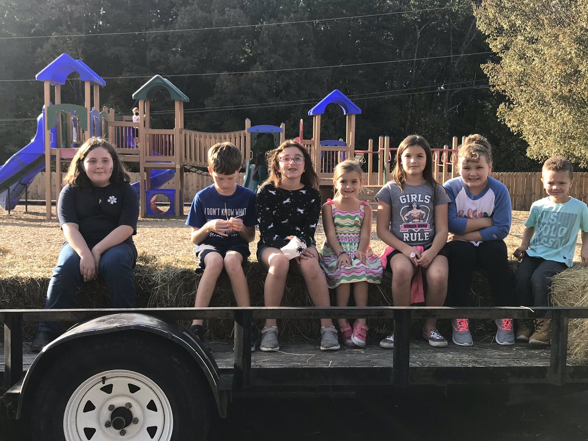 MichiganAvenueE's tweet photo. What a beautiful night to have an outdoor family reading event! It makes our hearts happy to see our families spending time together!  Sending  a HUGE shoutout to Lee University and Dr. Sandavol’s  Freshman Gateway Class for assisting with this great event!! 🎃 #MASProud https://t.co/oGo1GeoFoA