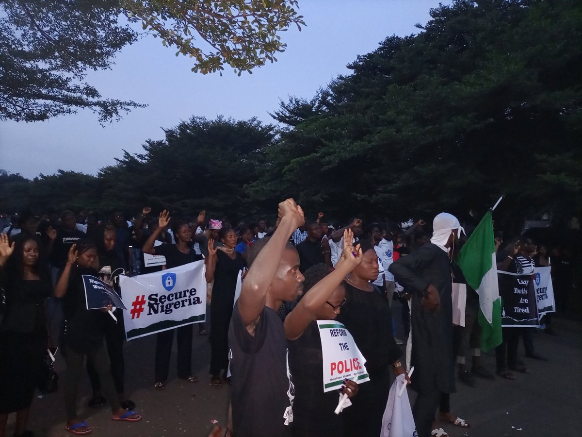 CollinsUma's tweet photo. Service of Songs for fallen heroes.
In Benue.
#EndSARS
#BenueProtest https://t.co/J2h6oWsGK8