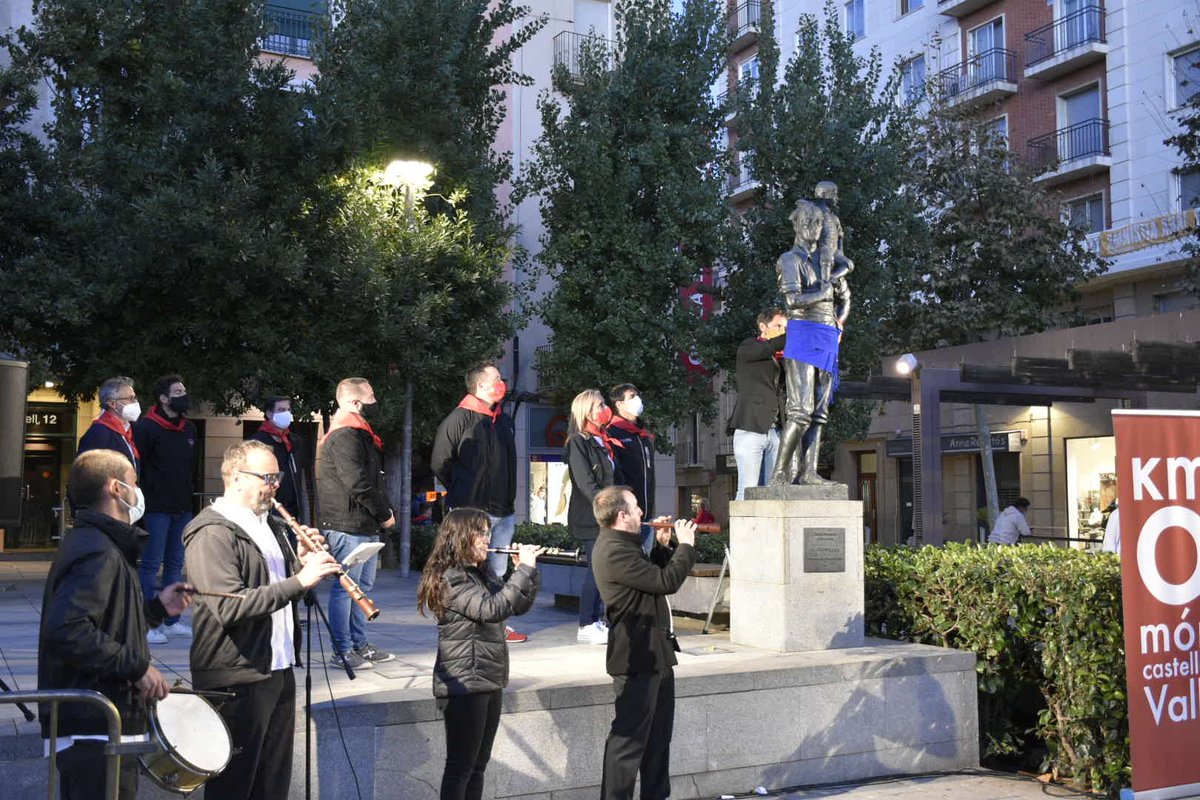 L'escultura El Casteller, obra de Josep Busquets, ja li han col·locat la seva faixa. Durant l'acte s'han repartit mocadors castellers amb el lema "Les castelleres i els castellers tornarem a les places". 

#SantaÚrsulaValls #CulturaValls #CulturaSegura #XiquetsdeValls