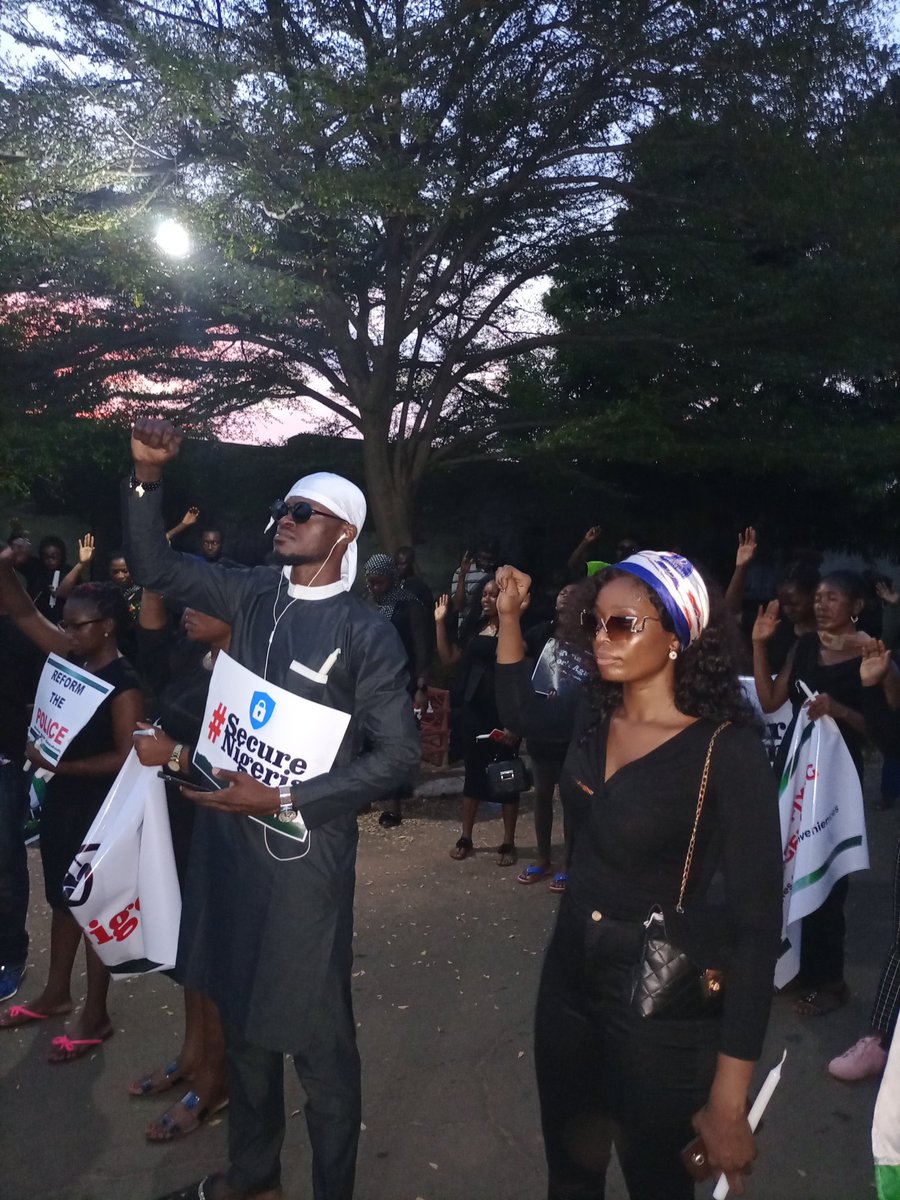 CollinsUma's tweet photo. Service of Songs for fallen heroes.
In Benue.
#EndSARS
#BenueProtest https://t.co/J2h6oWsGK8