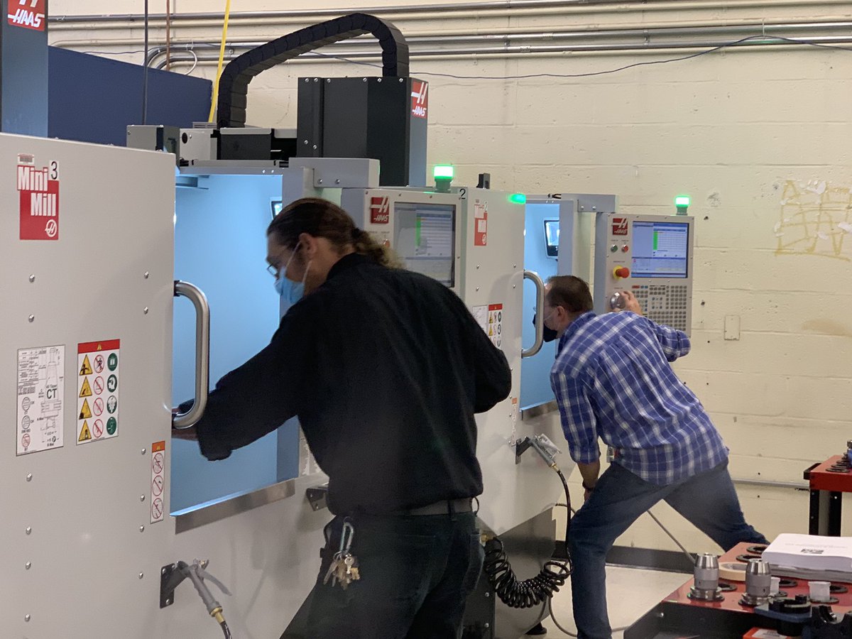 robkovi's tweet photo. Making chips. CNC mini mills training  #cnc #haas #wpschools #carreertech #CTE #goodwinuniversity #manufacturing https://t.co/KQtE4RpmXq