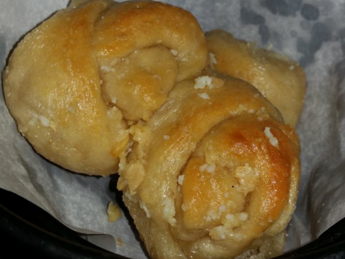 PrimoPiattoNY's tweet photo. Garlicky buttery deliciousness. 
Stop by for your own #garlicknots today! We're open until 9pm.
Eat in or order online for pickup or delivery: https://t.co/eOESMIIeee

#italianrestaurant #pizzeria #huntingtonny https://t.co/tOyFUzBgeo