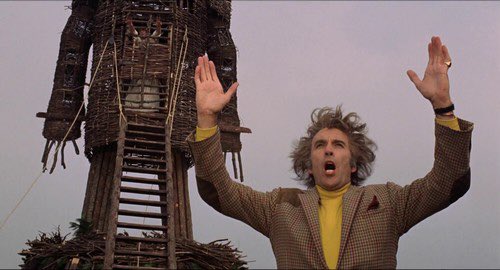 Jour 21/31 | The Wicker Man (1973) de Robin Hardy.Secte et chants sur une île isolée, Christopher Lee en gourou fantasque. Mise en scène toute simple pour un film qui, s’il n’est pas un chef-d’œuvre, sait utiliser habilement les codes pour fonctionner. Et Christopher Lee .