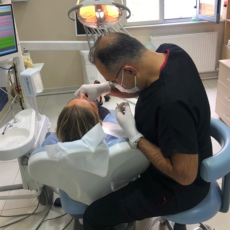Hospitadent's tweet photo. Hastamızın; implant, gingivektomi, kanal tedavisi, e-max tam seramik ve dolgu işlemleri, çamlıca şubemizde Diş Hekimimiz Tolga Kayserili tarafından başarıyla tamamlandı 👍😷
#hospitadent #hospitadentçamlıca #implant #gingivektomi #kanaltedavisi https://t.co/SKJ2MQ79CO