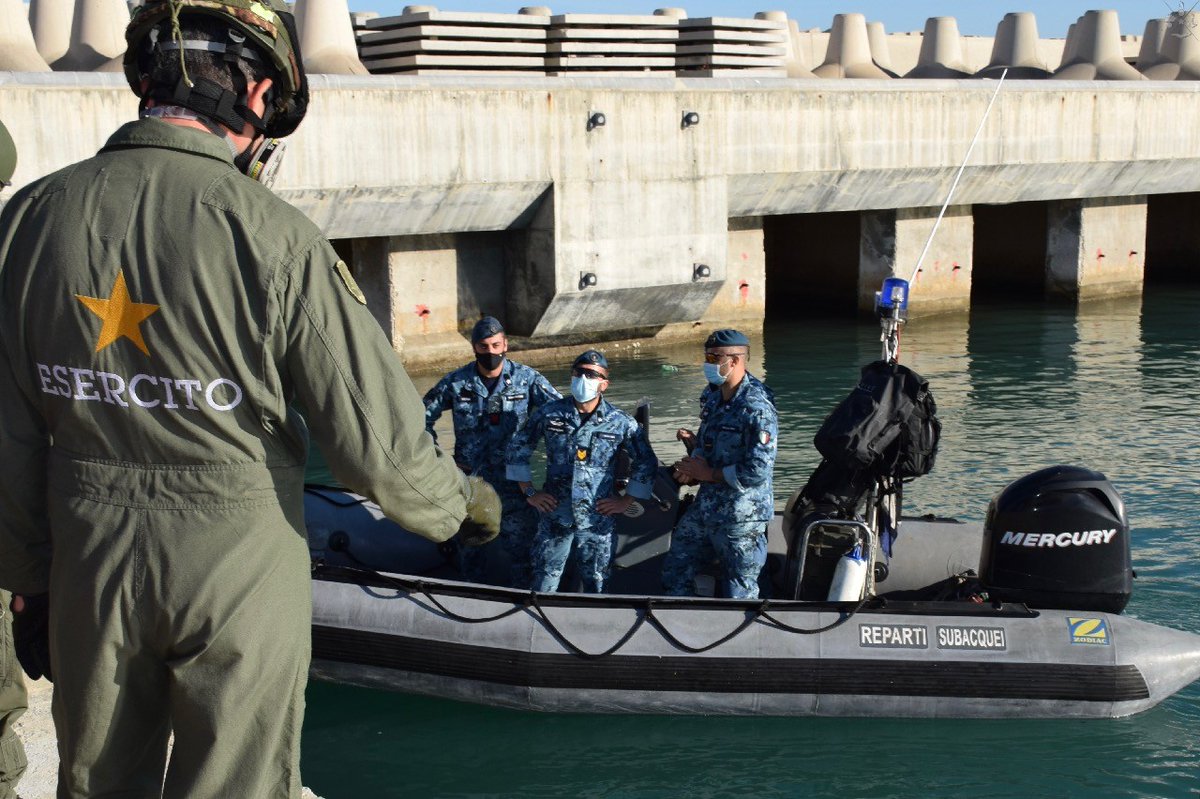 SM_Difesa's tweet photo. #23ottobre
Gli artificieri dell’ @Esercito e il nucleo S.D.A.I. della #MarinaMilitare hanno rimosso e fatto brillare residuati bellici, tra cui 3 bombe di aereo, rinvenuti nella zona portuale di Molfetta
#ForzaArmate🇮🇹 #UnaForzaperilPaese @ItalianNavy
https://t.co/kD2w60dAMo https://t.co/YjfvX0jMPE