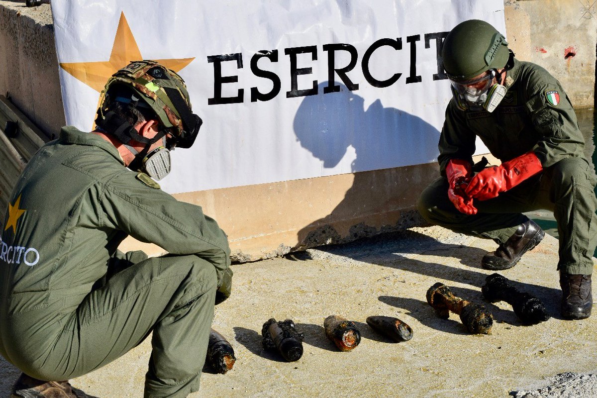 SM_Difesa's tweet photo. #23ottobre
Gli artificieri dell’ @Esercito e il nucleo S.D.A.I. della #MarinaMilitare hanno rimosso e fatto brillare residuati bellici, tra cui 3 bombe di aereo, rinvenuti nella zona portuale di Molfetta
#ForzaArmate🇮🇹 #UnaForzaperilPaese @ItalianNavy
https://t.co/kD2w60dAMo https://t.co/YjfvX0jMPE