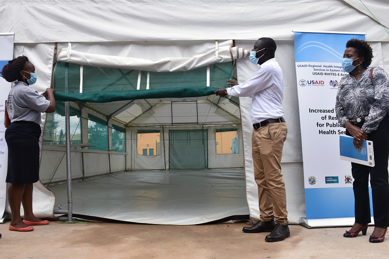 IntraHealth's tweet photo. When the Mbale Regional Referral Hospital in #Uganda saw an increase in #Covid19 cases, they reached out to our @USAID RHITES-E project for help. This week, we donated an @epi_tent for isolation of critically ill clients. #InPartnershipWeCan #HandInHandWithUganda @usmissionuganda https://t.co/bLZkJs2Ibc