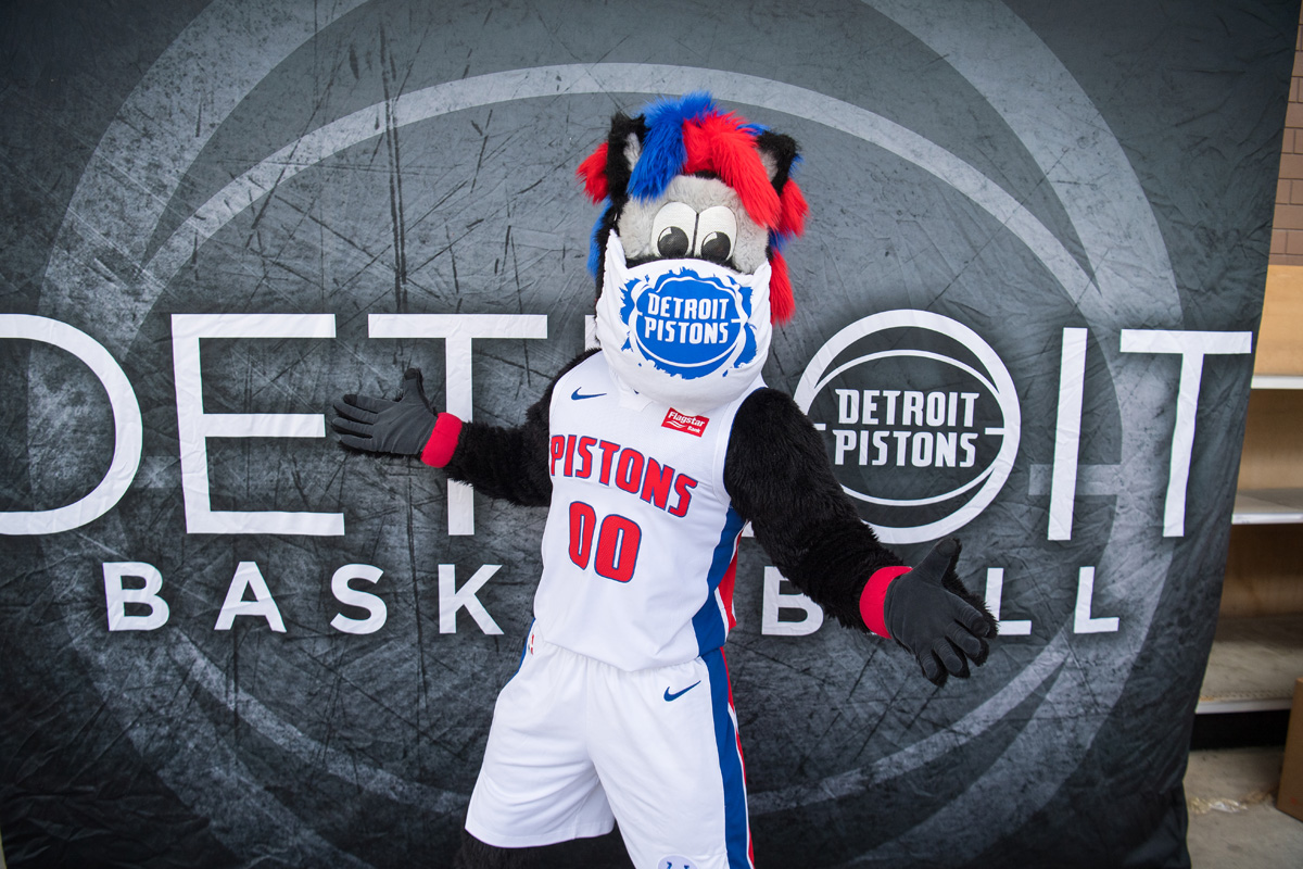 HenryFordHealth's tweet photo. Even @PistonsHooper knows that a mask can help protect himself and those nearby best by covering both the mouth and nose. Be like Hooper and #MaskUpMichigan! https://t.co/Tb1xI1BtXE