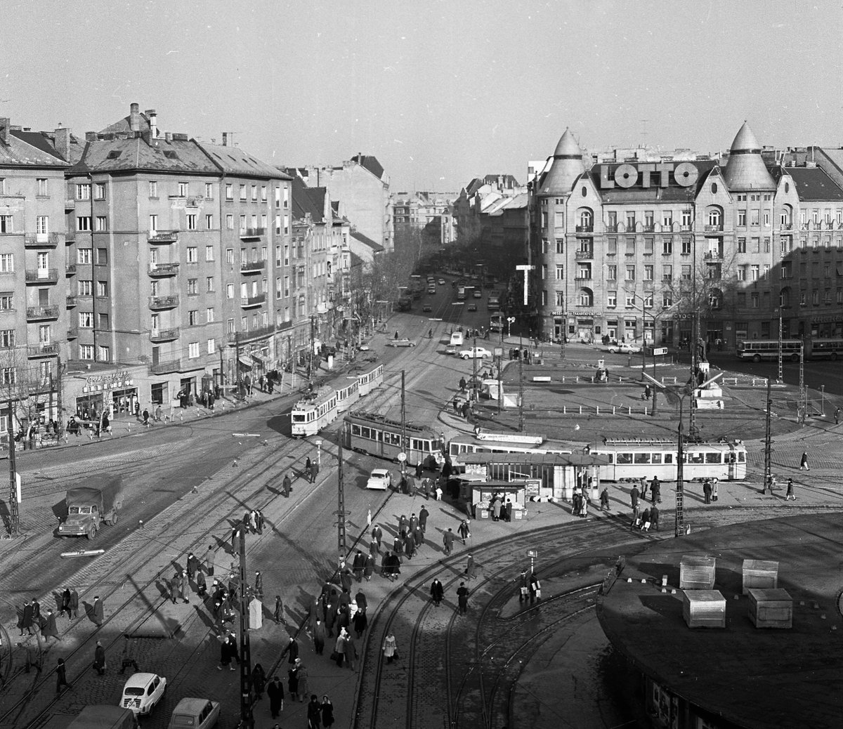Dawars00's tweet photo. Móricz Zsigmond Square in 1973 vs 2019
#moricz #historical
Source: @Fortepan https://t.co/jzVgFLAGOj